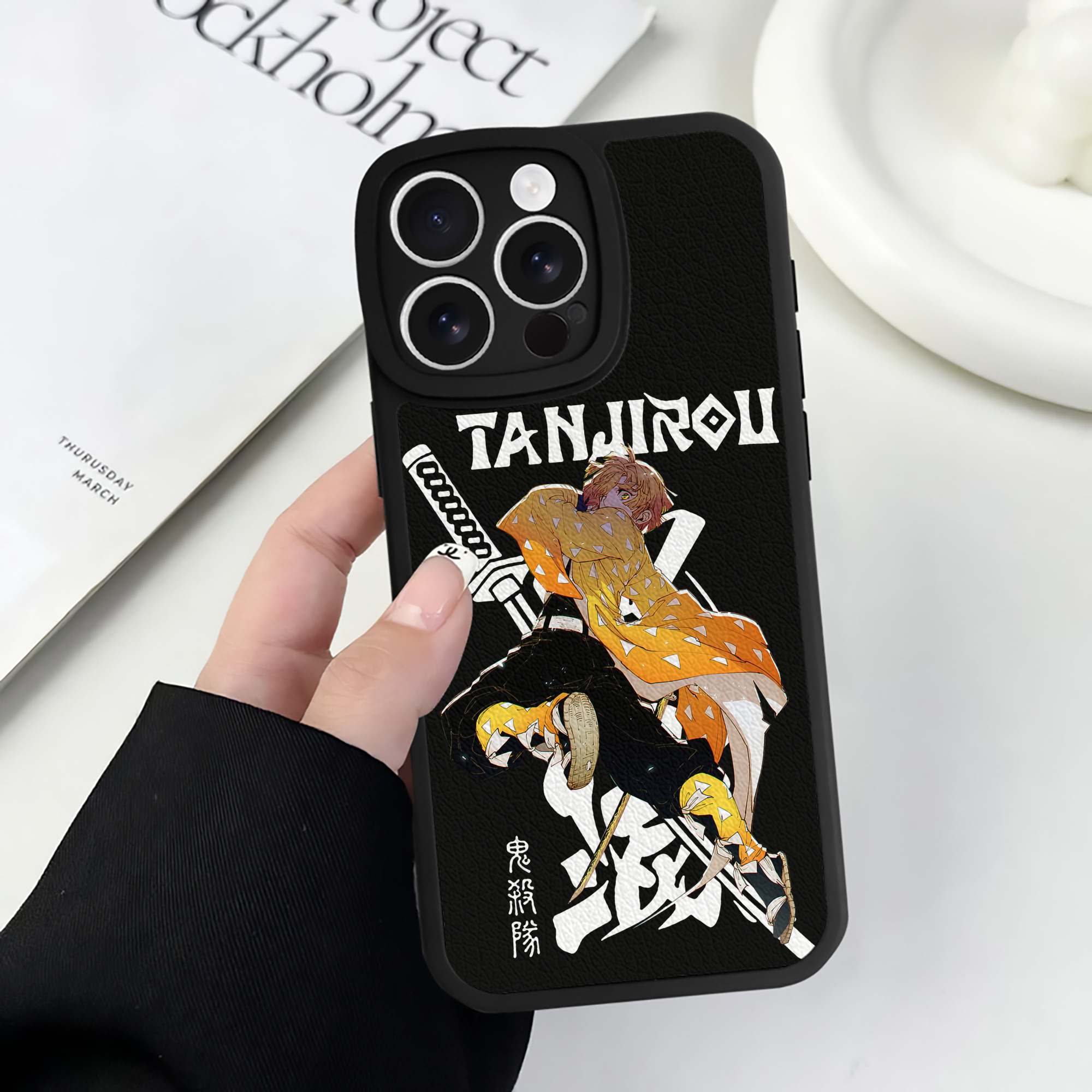 （画像用） 鬼滅の刃（きめつのやいば）我妻 善逸／あがつま ぜんいつ Agatsuma Zenitsu 【iPhone 16シリーズ対応】シリコンスマホケース（レザー調） 材質：シリコン